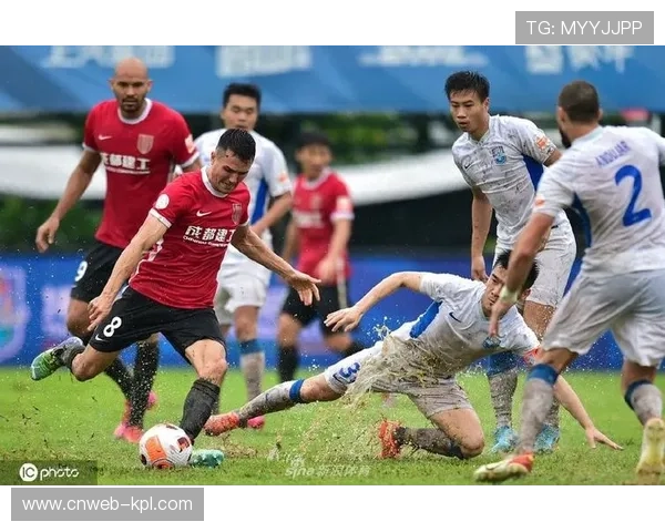 大雨中的津门虎与蓉城1-1战平，场地条件影响比赛节奏
